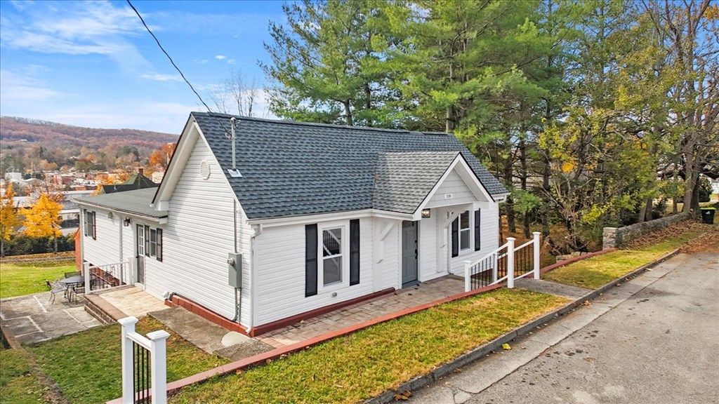 Photo of 118 NE 6th Street, Pulaski, VA 24301 (MLS # 104048)