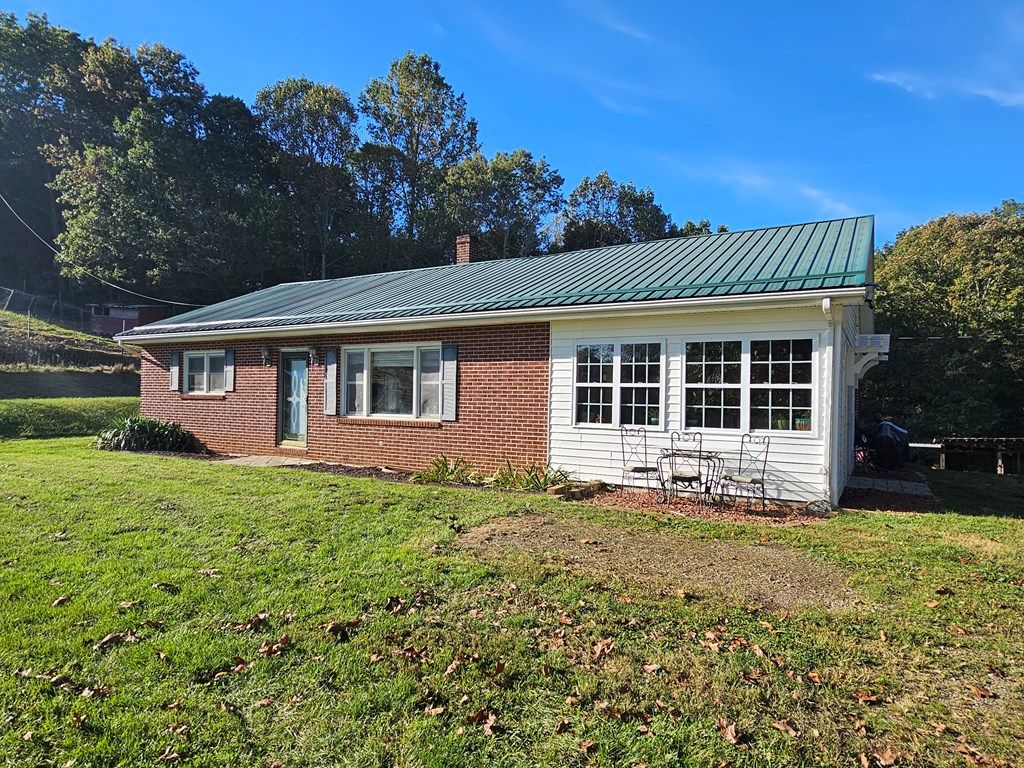 Photo of 213 Beaver Stone Ln, Independence, VA 24348 (MLS # 103641)