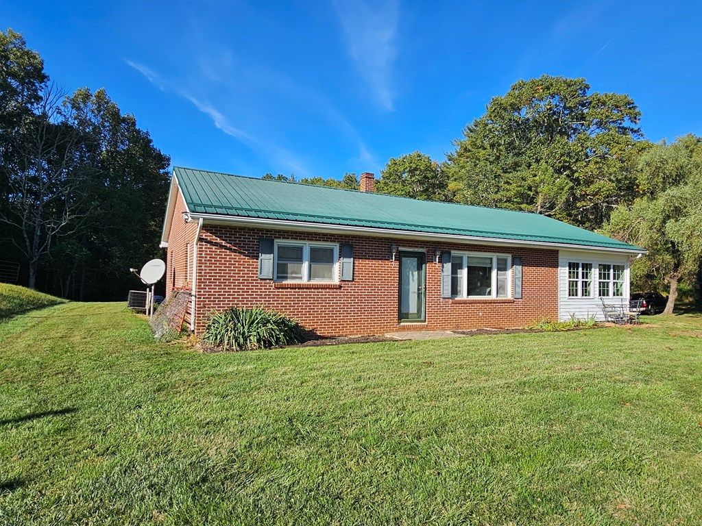 Photo of 213 Beaver Stone Ln, Independence, VA 24348 (MLS # 103641)