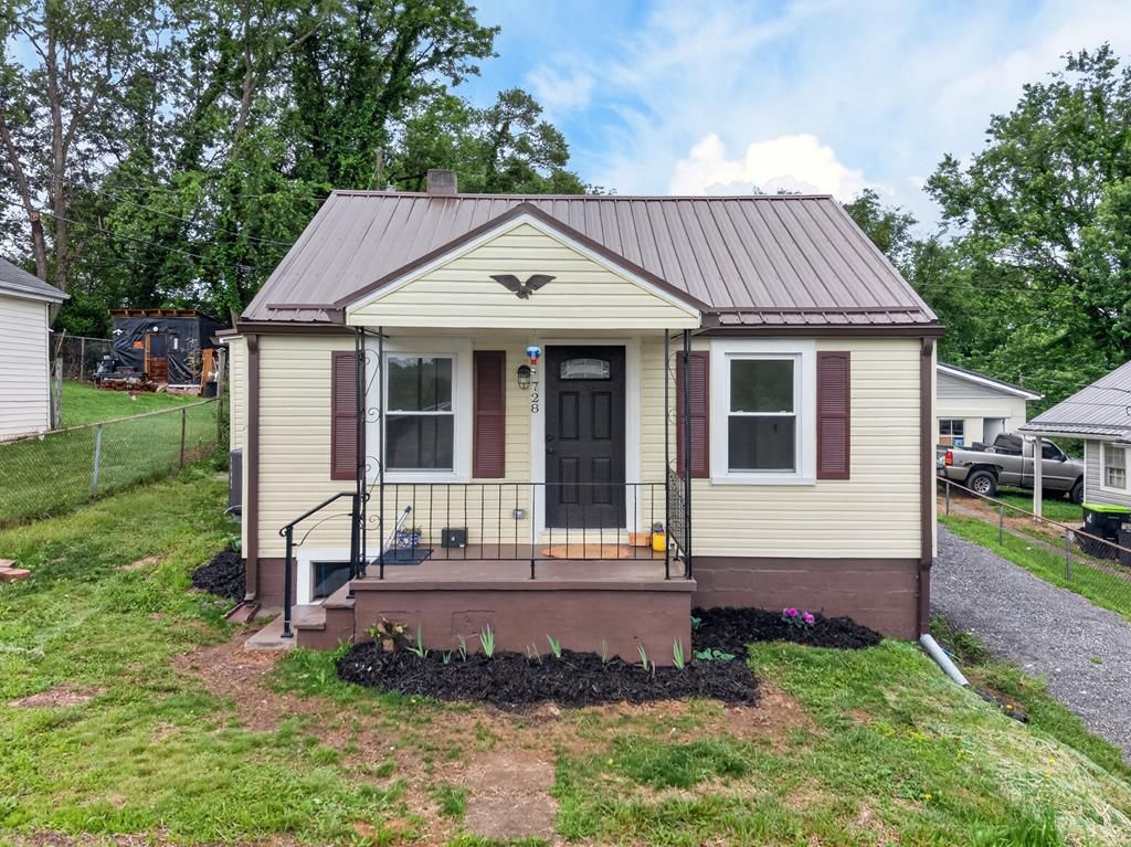 Photo of 728 Elizabeth St, Pulaski, VA 24301 (MLS # 110340)