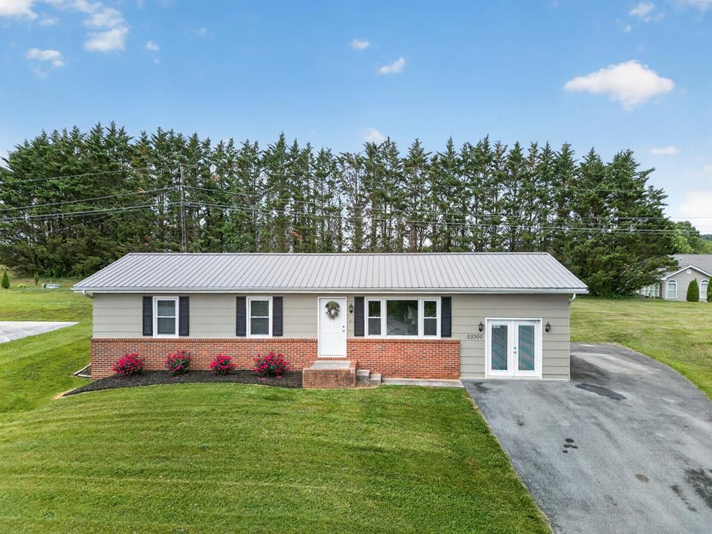 Photo of 25300 Wexmouth Drive, Abingdon, VA 24211 (MLS # 110268)