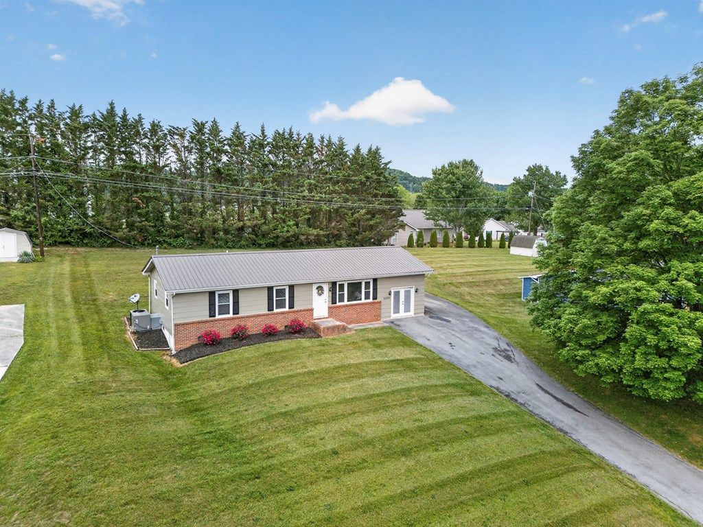 Photo of 25300 Wexmouth Drive, Abingdon, VA 24211 (MLS # 110268)