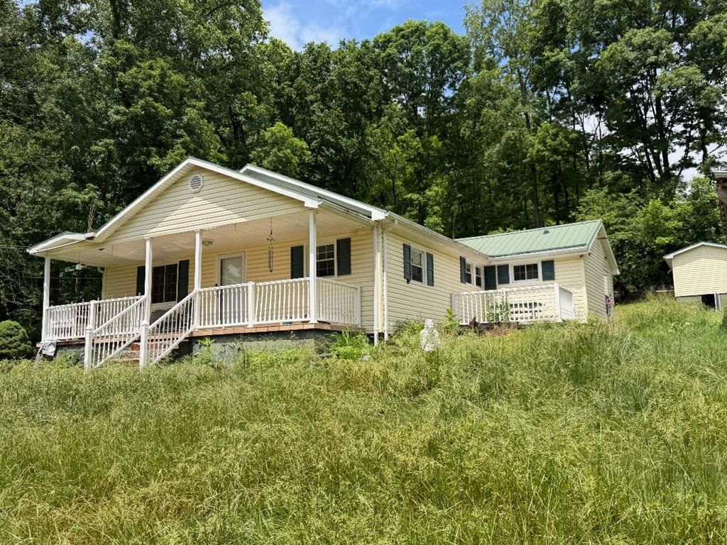 Photo of 13174 Topeka Drive, Bristol, VA 24202 (MLS # 110315)