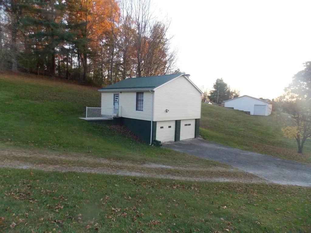 Photo of 13174 Topeka Drive, Bristol, VA 24202 (MLS # 110315)