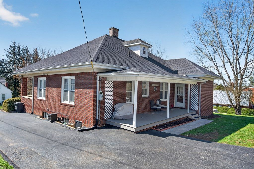 Photo of 204 Water St, Hillsville, VA 24343 (MLS # 109586)