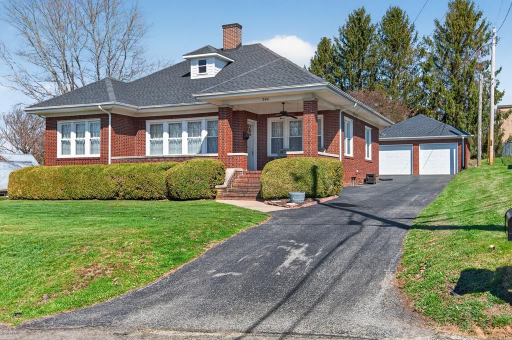 Photo of 204 Water St, Hillsville, VA 24343 (MLS # 109586)