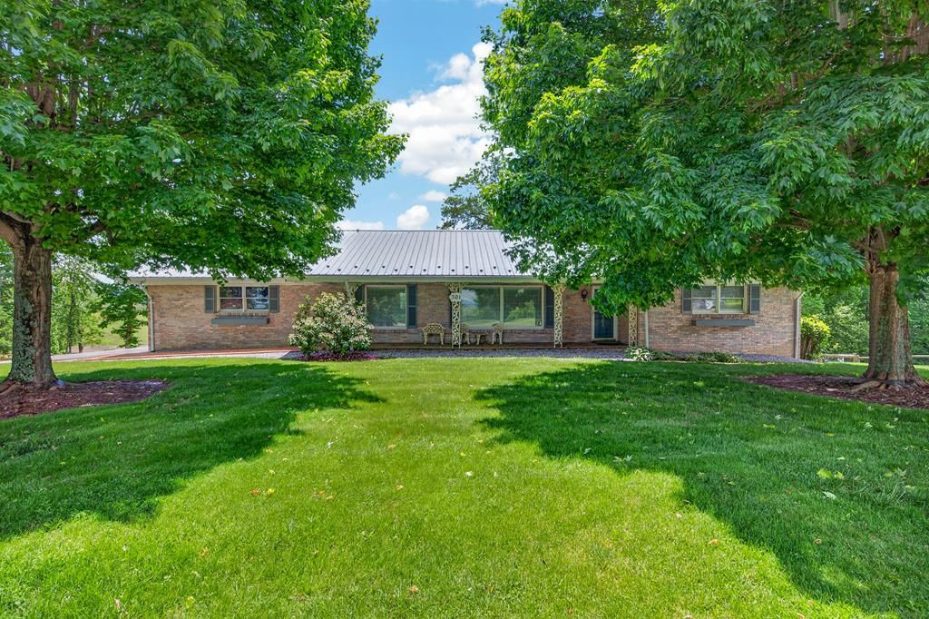 Photo of 301 Mountain View Ave, Rural Retreat, VA 24368 (MLS # 110342)