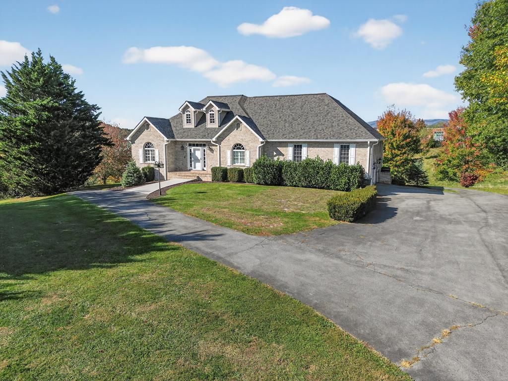 Photo of 625 NW Locust Street, Abingdon, VA 24201 (MLS # 103913)