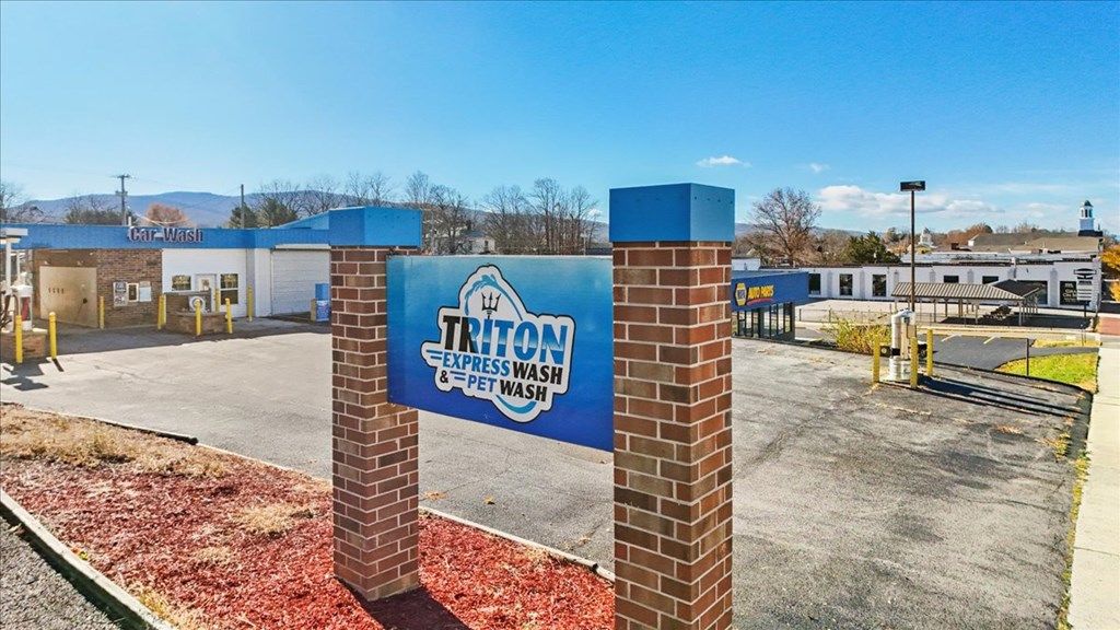 Photo of 425 E Main Street, Wytheville, VA 24382 (MLS # 104121)