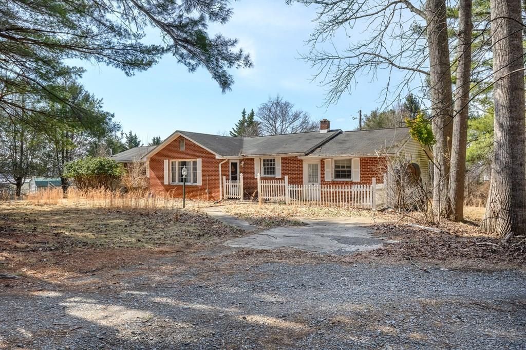 Photo of 53 Woodberry Ln, Galax, VA 24333 (MLS # 105993)