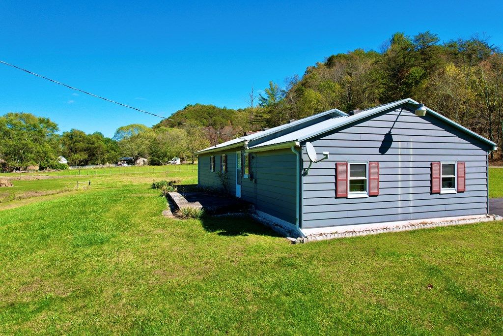 Photo of 421 Cleghorn Valley Rd, Marion, VA 24354 (MLS # 103733)