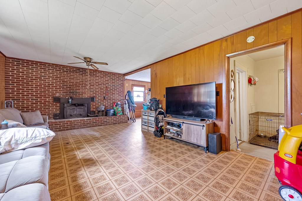 Wytheville, Virginia 24382, United States, 3 Bedrooms Bedrooms, ,1 BathroomBathrooms,Residential,Active,132823