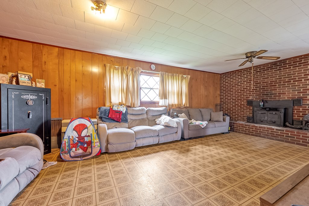 Wytheville, Virginia 24382, United States, 3 Bedrooms Bedrooms, ,1 BathroomBathrooms,Residential,Active,132823