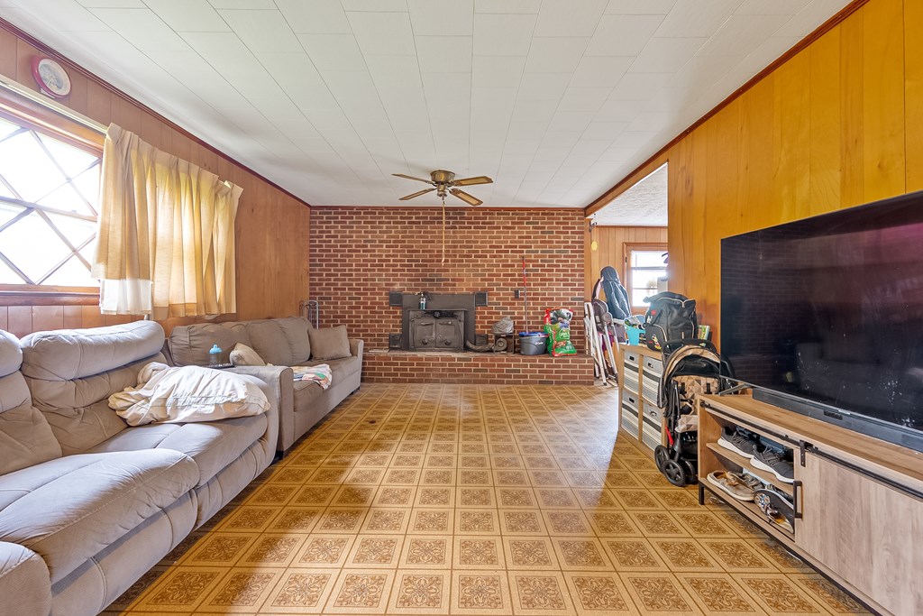 Wytheville, Virginia 24382, United States, 3 Bedrooms Bedrooms, ,1 BathroomBathrooms,Residential,Active,132823