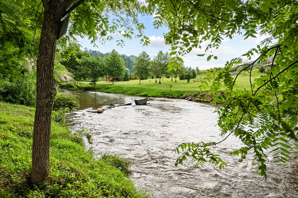 Dugspur, Virginia 24325, United States, 2 Bedrooms Bedrooms, ,3 BathroomsBathrooms,Residential,Active,212803