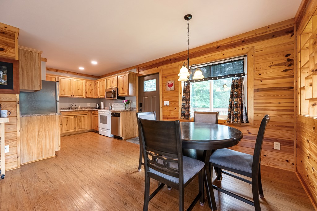 Dugspur, Virginia 24325, United States, 2 Bedrooms Bedrooms, ,3 BathroomsBathrooms,Residential,Active,212803