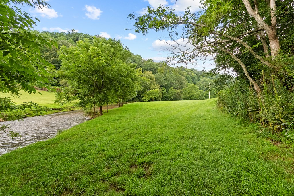 Dugspur, Virginia 24325, United States, 2 Bedrooms Bedrooms, ,3 BathroomsBathrooms,Residential,Active,212803