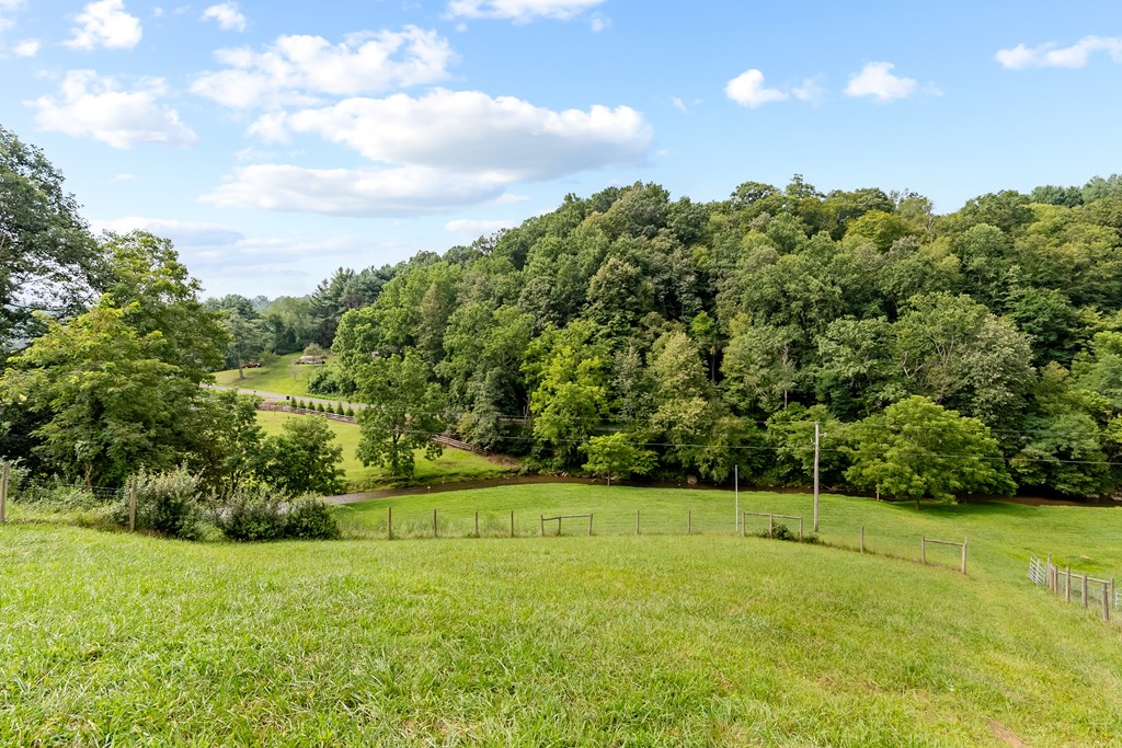 Dugspur, Virginia 24325, United States, 2 Bedrooms Bedrooms, ,3 BathroomsBathrooms,Residential,Active,212803