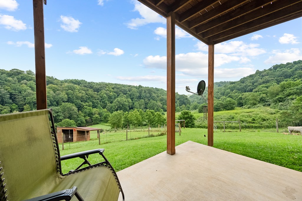 Dugspur, Virginia 24325, United States, 2 Bedrooms Bedrooms, ,3 BathroomsBathrooms,Residential,Active,212803