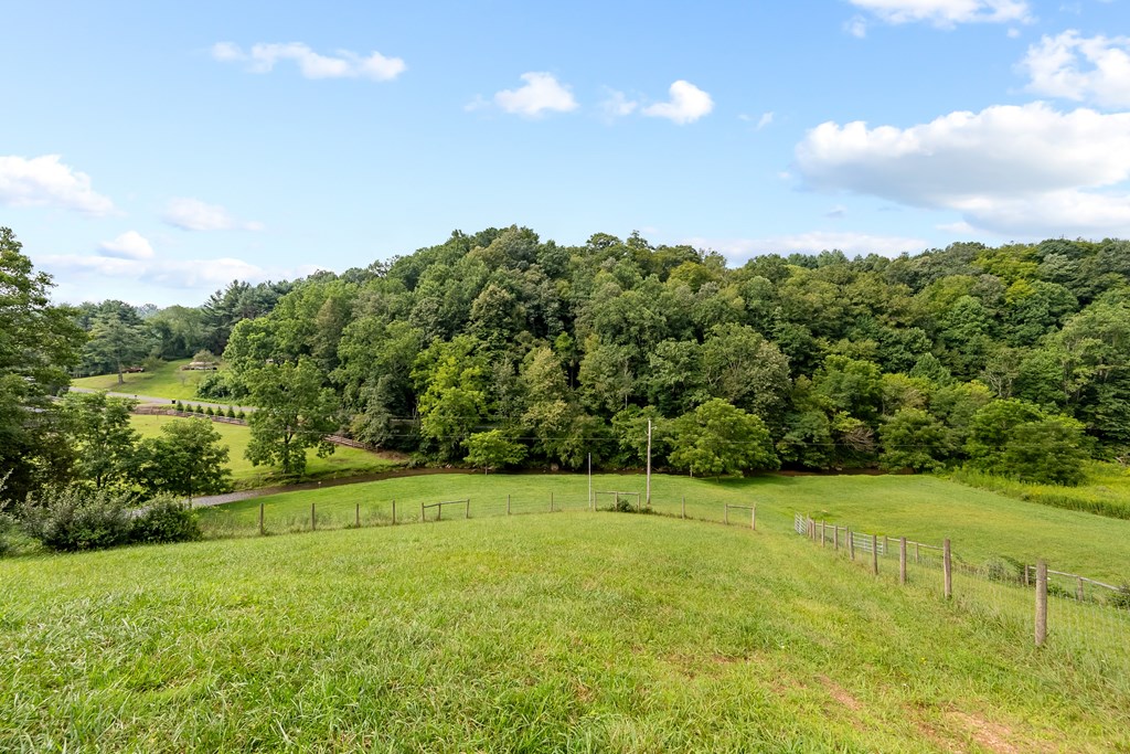 Dugspur, Virginia 24325, United States, 2 Bedrooms Bedrooms, ,3 BathroomsBathrooms,Residential,Active,212803