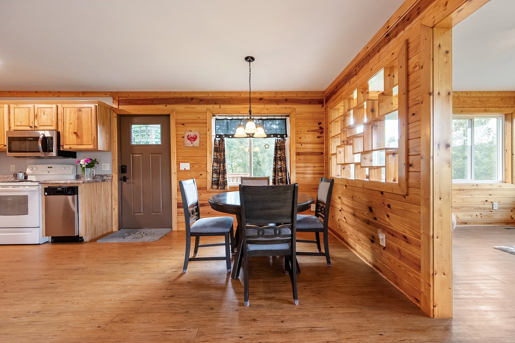 Dugspur, Virginia 24325, United States, 2 Bedrooms Bedrooms, ,3 BathroomsBathrooms,Residential,Active,212803