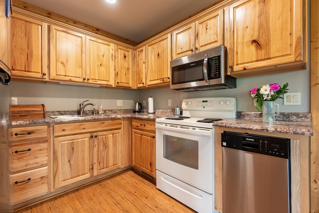 Dugspur, Virginia 24325, United States, 2 Bedrooms Bedrooms, ,3 BathroomsBathrooms,Residential,Active,212803