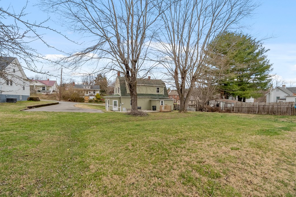 Pulaski, Virginia 24301, United States, 3 Bedrooms Bedrooms, ,2 BathroomsBathrooms,Residential,Contingent,94748