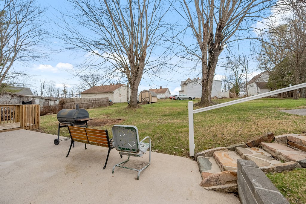 Pulaski, Virginia 24301, United States, 3 Bedrooms Bedrooms, ,2 BathroomsBathrooms,Residential,Contingent,94748