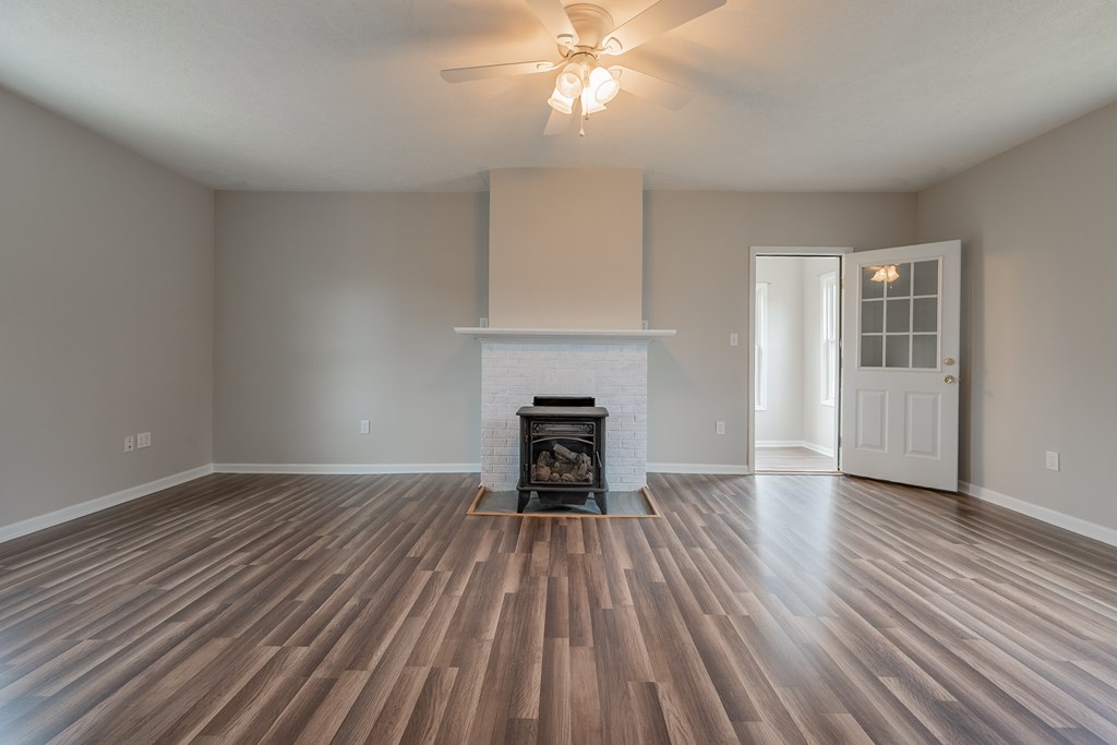 Pulaski, Virginia 24301, United States, 3 Bedrooms Bedrooms, ,2 BathroomsBathrooms,Residential,Contingent,94748