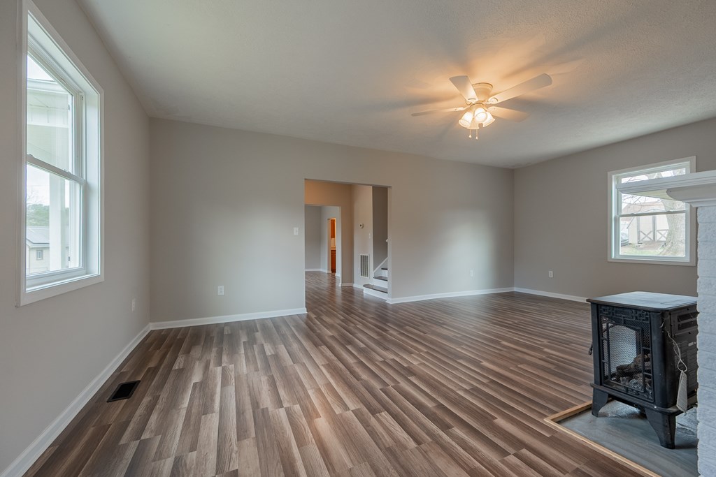 Pulaski, Virginia 24301, United States, 3 Bedrooms Bedrooms, ,2 BathroomsBathrooms,Residential,Contingent,94748