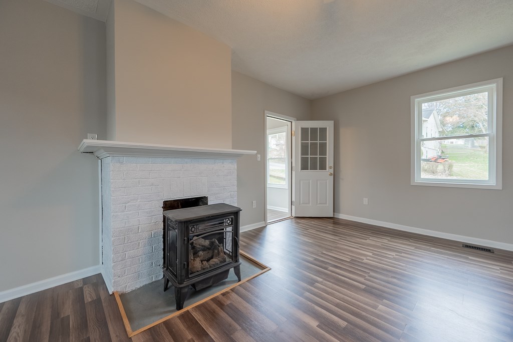 Pulaski, Virginia 24301, United States, 3 Bedrooms Bedrooms, ,2 BathroomsBathrooms,Residential,Contingent,94748