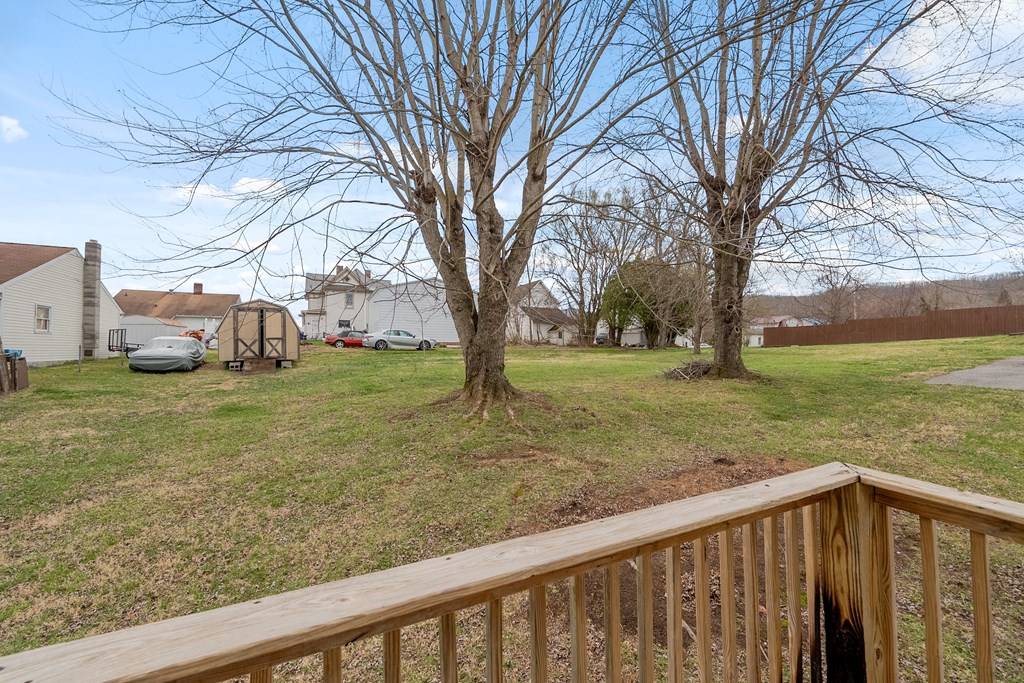 Pulaski, Virginia 24301, United States, 3 Bedrooms Bedrooms, ,2 BathroomsBathrooms,Residential,Contingent,94748