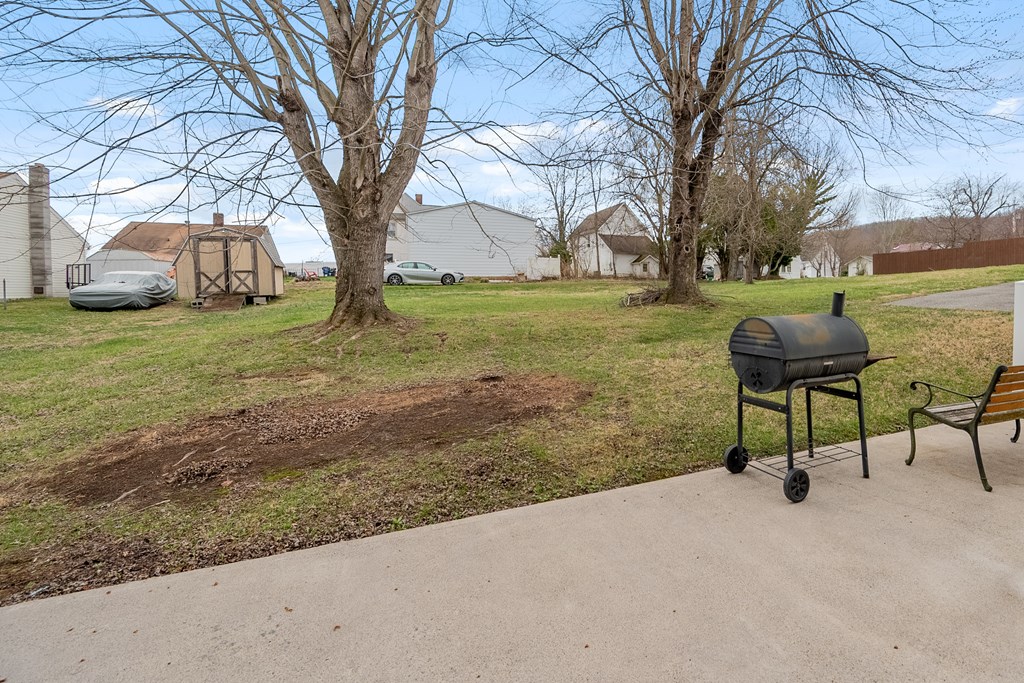 Pulaski, Virginia 24301, United States, 3 Bedrooms Bedrooms, ,2 BathroomsBathrooms,Residential,Contingent,94748