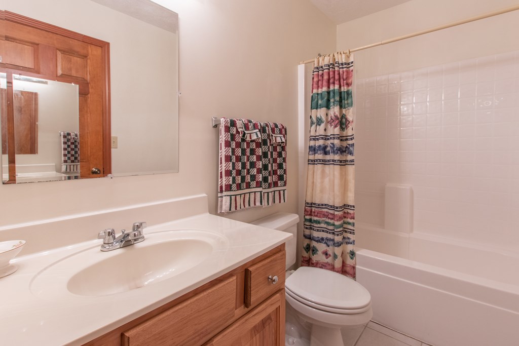 Abingdon, Virginia 24211, United States, 2 Bedrooms Bedrooms, ,3 BathroomsBathrooms,Residential,Pending,41702