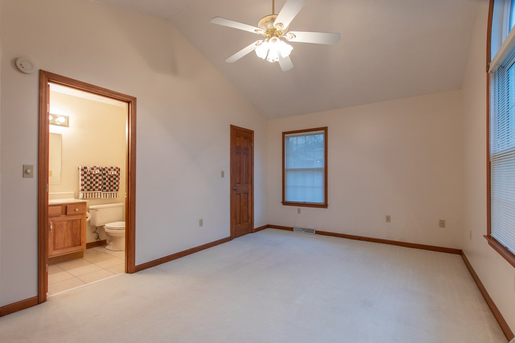 Abingdon, Virginia 24211, United States, 2 Bedrooms Bedrooms, ,3 BathroomsBathrooms,Residential,Pending,41702