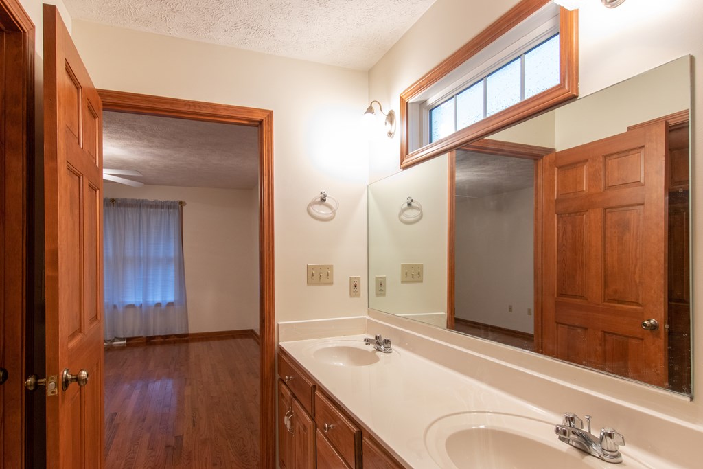 Abingdon, Virginia 24211, United States, 2 Bedrooms Bedrooms, ,3 BathroomsBathrooms,Residential,Pending,41702