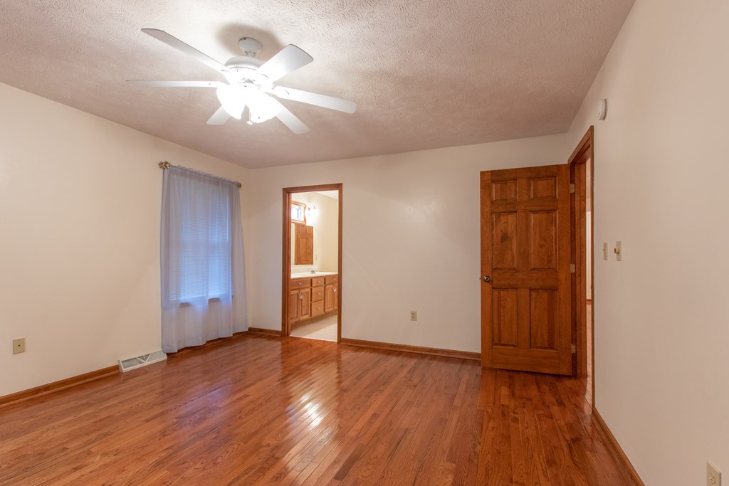 Abingdon, Virginia 24211, United States, 2 Bedrooms Bedrooms, ,3 BathroomsBathrooms,Residential,Pending,41702