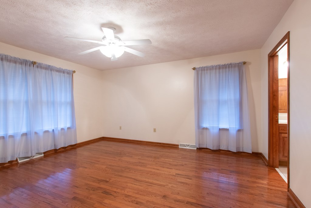 Abingdon, Virginia 24211, United States, 2 Bedrooms Bedrooms, ,3 BathroomsBathrooms,Residential,Pending,41702