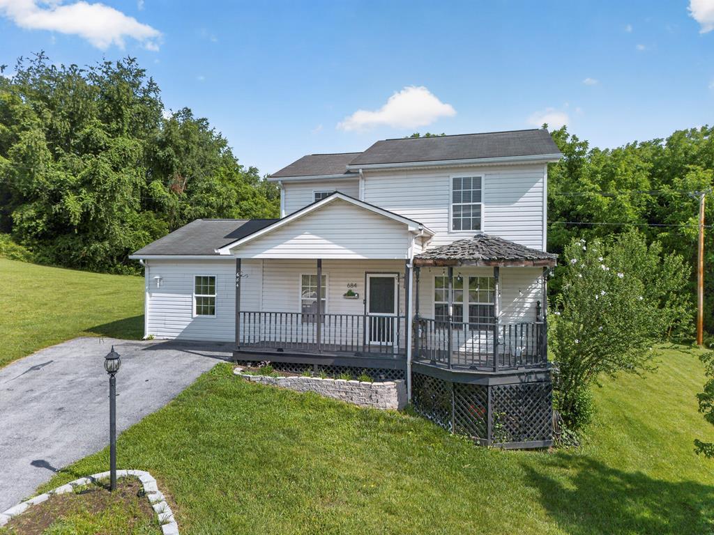 Photo of 684 Hallock Circle, Abingdon, VA 24210 (MLS # 110703)