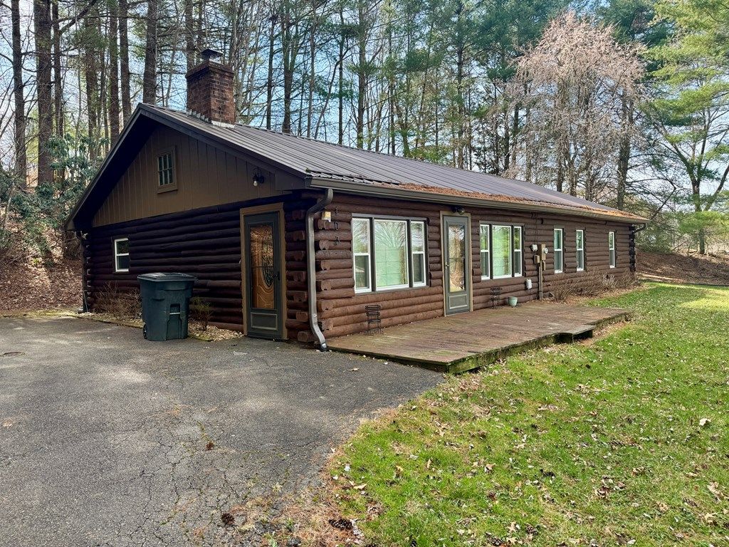 Photo of 103 Sherwood Dr, Galax, VA 24333 (MLS # 109188)