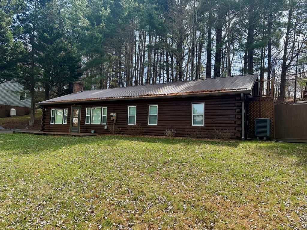 Photo of 103 Sherwood Dr, Galax, VA 24333 (MLS # 109188)