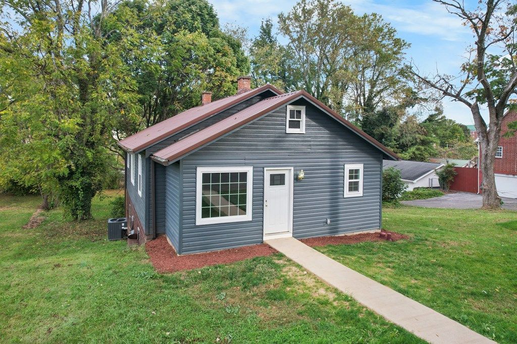Photo of 245 Bradley St, Abingdon, VA 24210 (MLS # 103763)