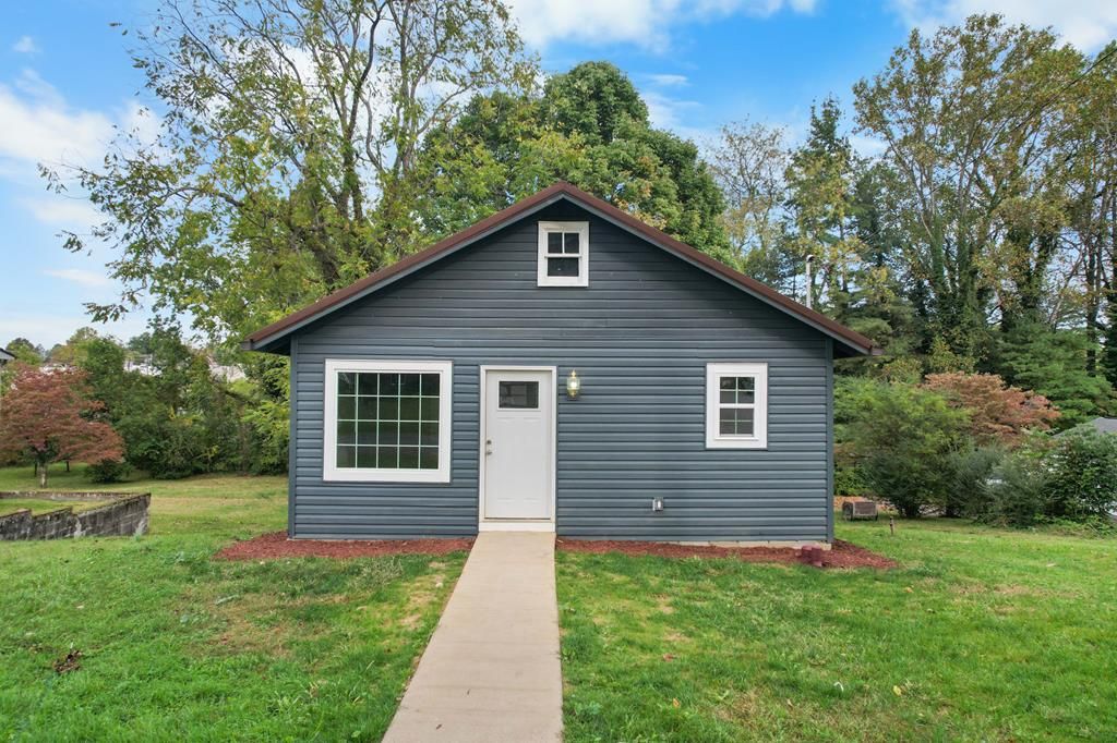 Photo of 245 Bradley St, Abingdon, VA 24210 (MLS # 103763)