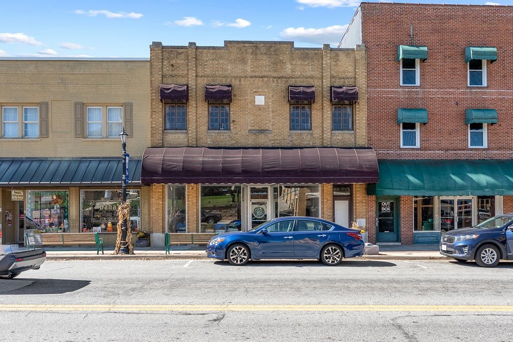 Photo of 522516 N Main St, Hillsville, VA 24343 (MLS # 104698)