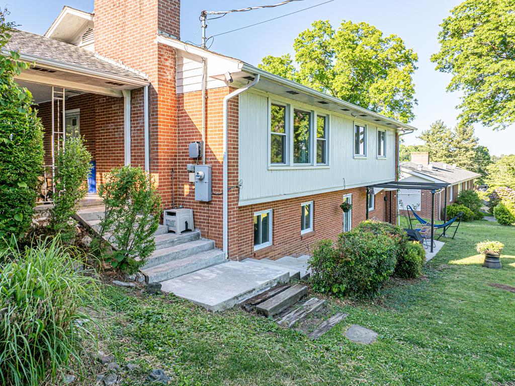190 NE Crestview Drive