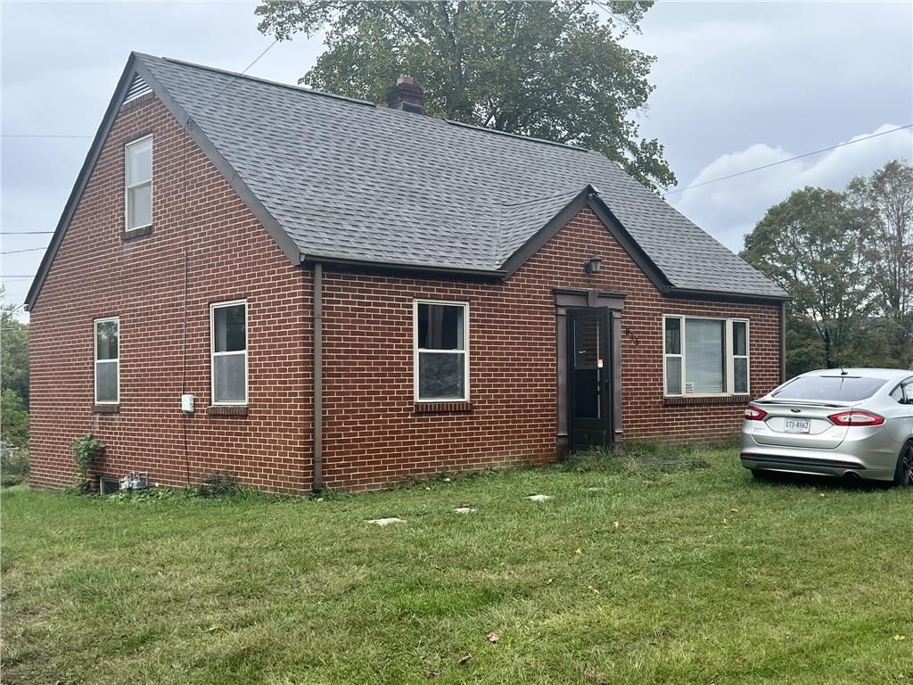 Photo of 815 Goolsby St, Marion, VA 24354 (MLS # 103668)