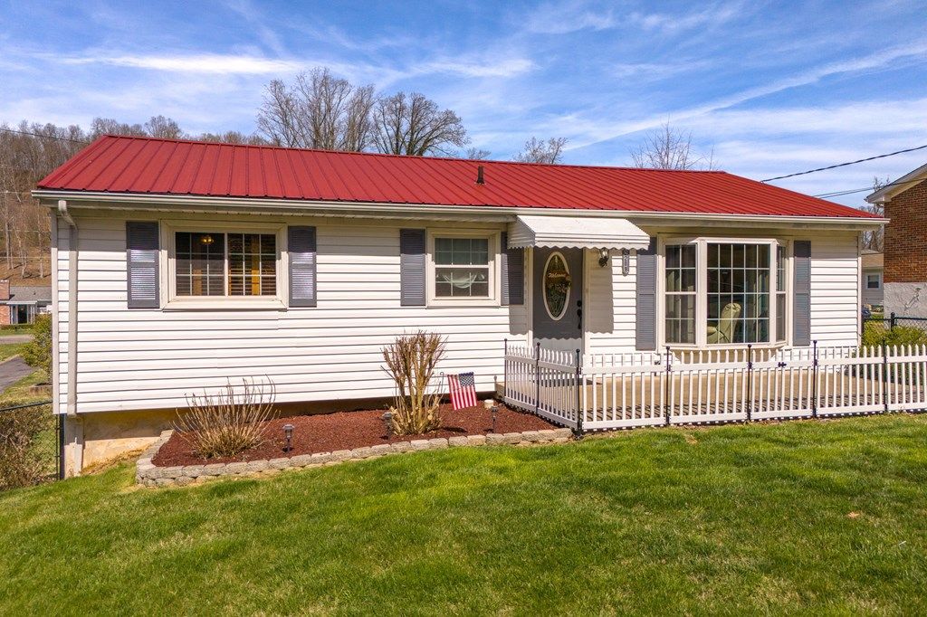 Photo of 2209 Osborne St, Bristol, VA 24201 (MLS # 109187)