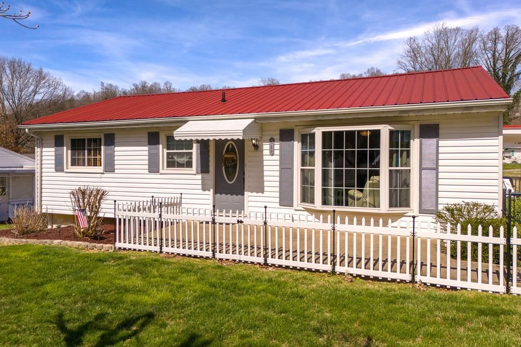 Photo of 2209 Osborne St, Bristol, VA 24201 (MLS # 109187)