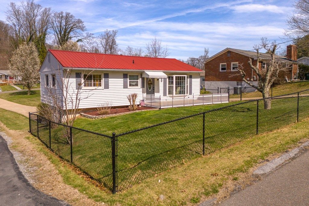 Photo of 2209 Osborne St, Bristol, VA 24201 (MLS # 109187)