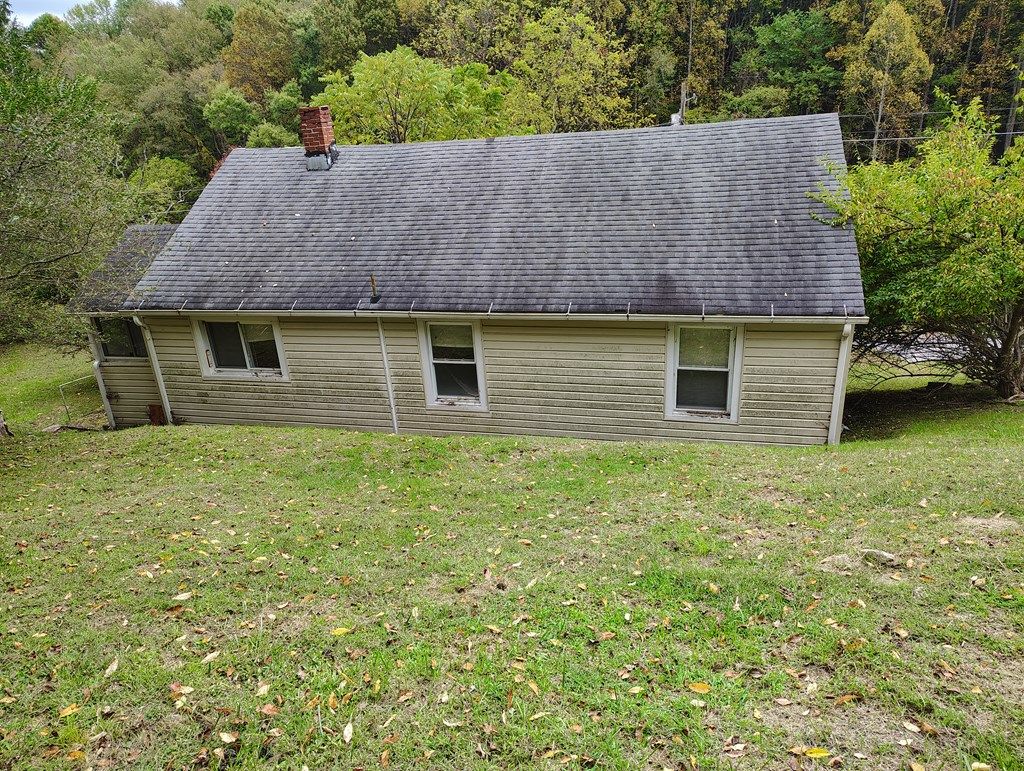 Photo of 328 Thompson St, Tazewell, VA 24651 (MLS # 103630)